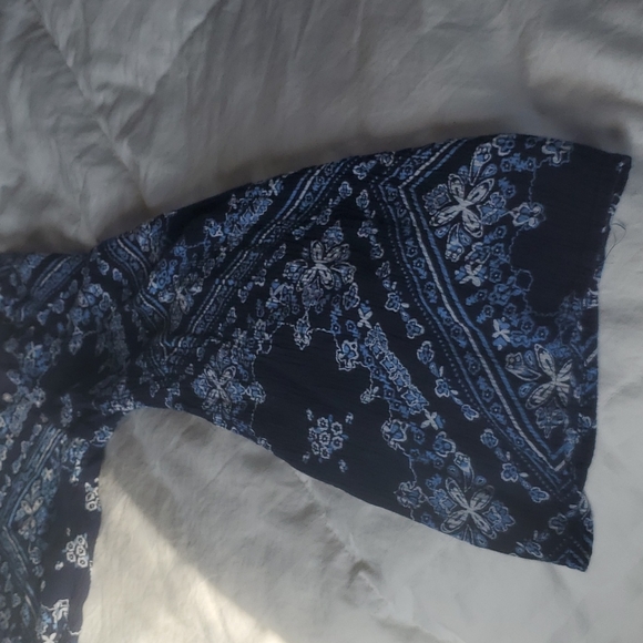 Justice Navy and White Floral Blouse - Picture 5 of 6